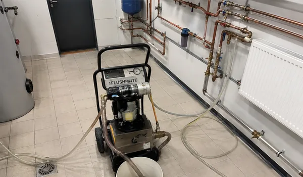 Flushing the heating system, a flushing device connected to the pipeline with hoses in the utility room, the flushing device changes the direction of the flow, so that mud is also loosened from the bottom of the radiator.