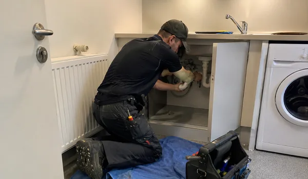 Eliminating the leak in the sink cabinet, the plumber holds the sink siphon, Tallinn Torutööd always replaces the corner valves in pairs.