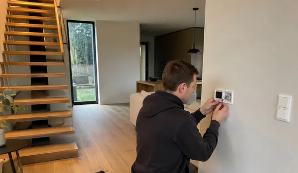 Underfloor heating thermostat replacement, the plumber connects the thermostat wires on the living room wall, the programmable thermostat fits the existing wiring, the wall is not opened.
