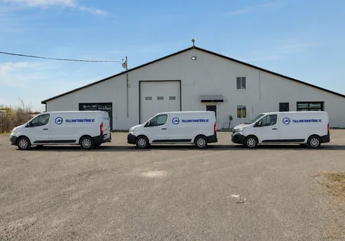 Three white vans with water faucets with a circular logo in a row in front of the big gate of the white warehouse, the six vans traveled a total of 151,846 kilometers in 2025.