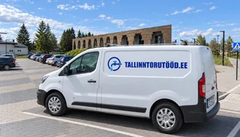 A white van with a water faucet with a circular logo and the words TALLINNTORUTOOD.EE in front of the brick building of the Saue municipal government with arched windows, the tap water of the city of Saue is groundwater, which is pumped and cleaned by AS Tallinna Vesi.